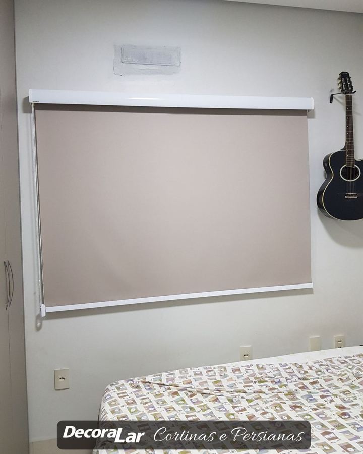Persiana rolô blackout bege instalada em quarto