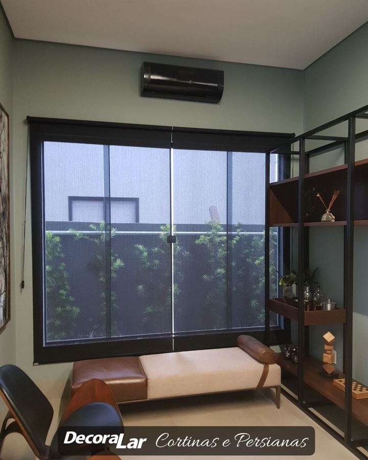 Persiana rolô tela solar em sala de estar