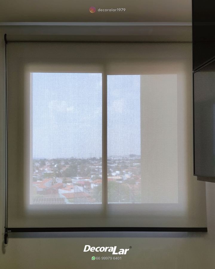 Persiana rolô tela solar com vista da cidade